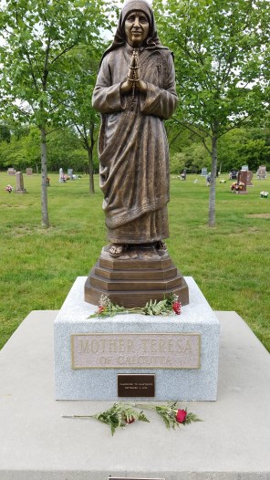 콜카타의 성녀 마더 데레사5_photo by The Carouselambra Kid_at the Cemetery of St Ann in Cranston_Rhode Island.jpg